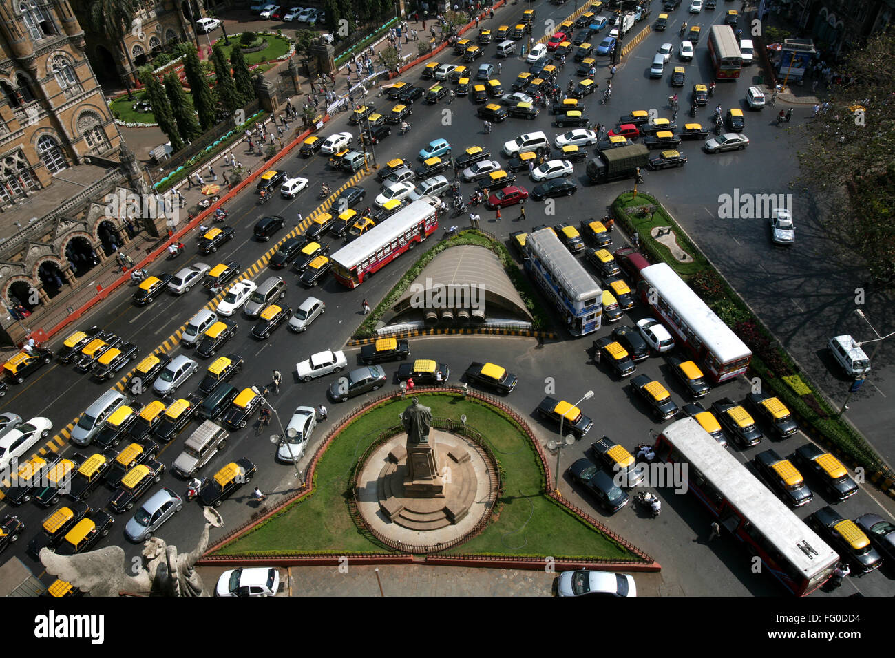 Il traffico e la statua di Sir Pherozeshah M Mehta , Bombay Mumbai , Maharashtra , India Foto Stock