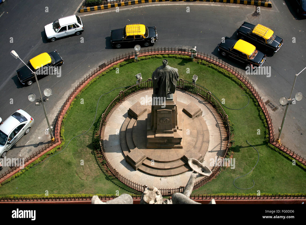 Statua di Sir Pherozeshah M Mehta e traffico , Bombay Mumbai , Maharashtra , India Foto Stock