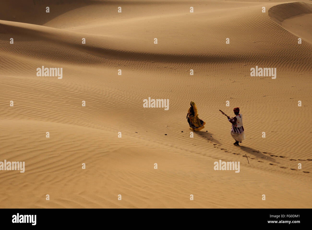 Coppia che suona musica folk e danza nelle dune di sabbia del deserto ; Jaisalmer ; Rajasthan ; India ; MR#769A Foto Stock