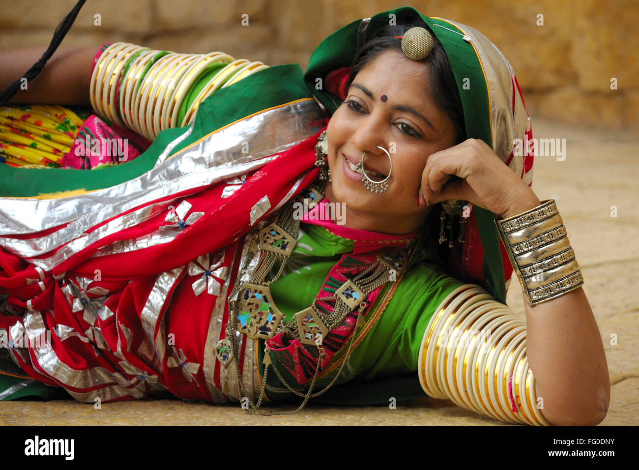 Lady in variopinti costumi tradizionali ed ornamento ; Jaisalmer ; Rajasthan ; India Signor#772C Foto Stock