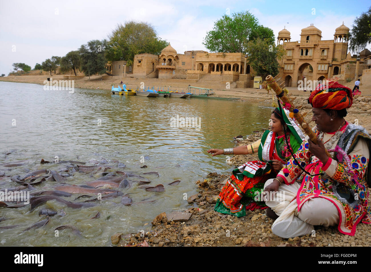 Musicista Folk giovane seduto alla Gadsisar Gadisar lake ; Jaisalmer ; Rajasthan ; India Signor#772B Foto Stock