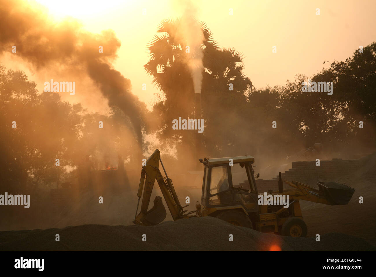 JCB lavorando presso il sito della fabbrica di catrame in Jharkhand , India Foto Stock