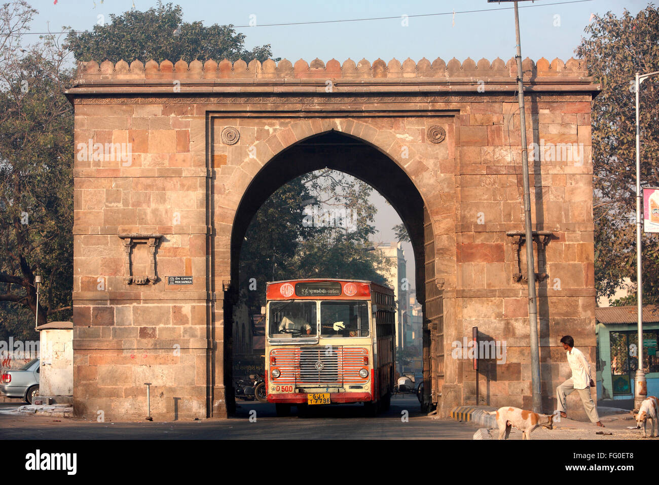 Bus locale passando attraverso Prem darwaja parte di Bhadra fort situato nel vecchio Ahmedabad ; Gujarat ; India Foto Stock