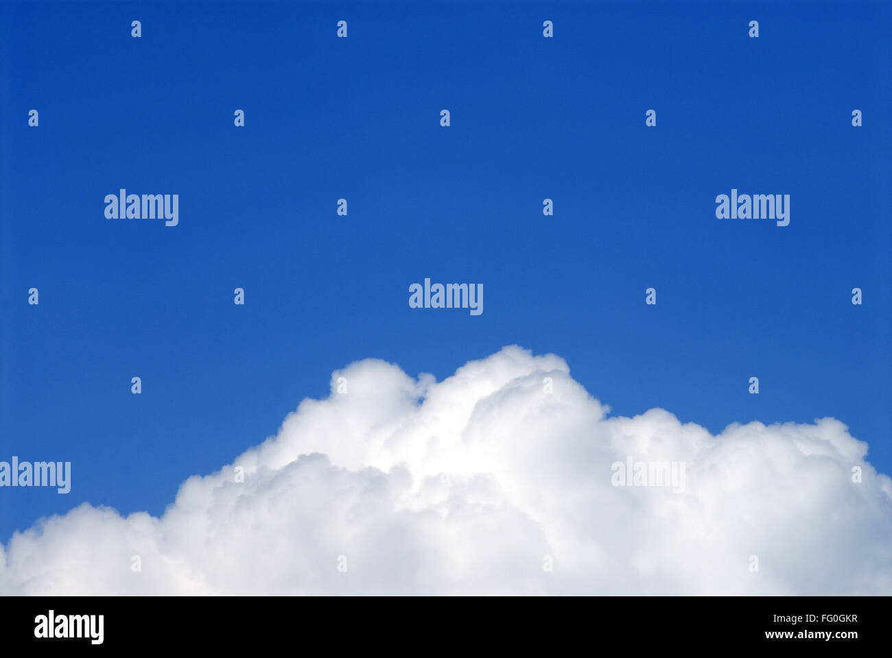 Il bianco delle nuvole e cielo blu a Pune , Maharashtra , India , Asia Foto Stock