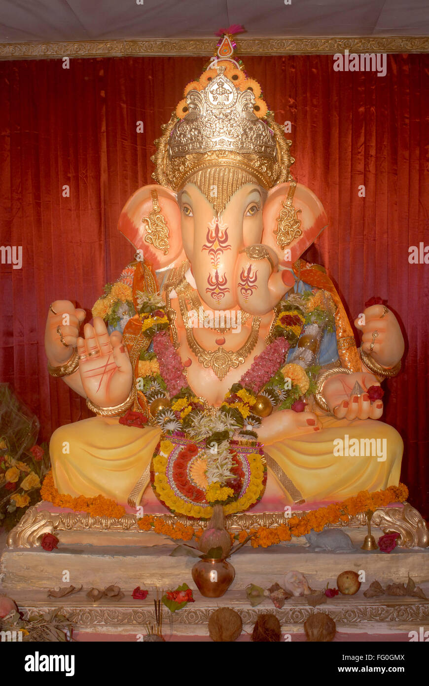 Idol del Signore Ganesh , Elephant intitolata dio indù di adorare Ganapati Festival transito Sion Camp Bombay Mumbai Maharashtra Foto Stock