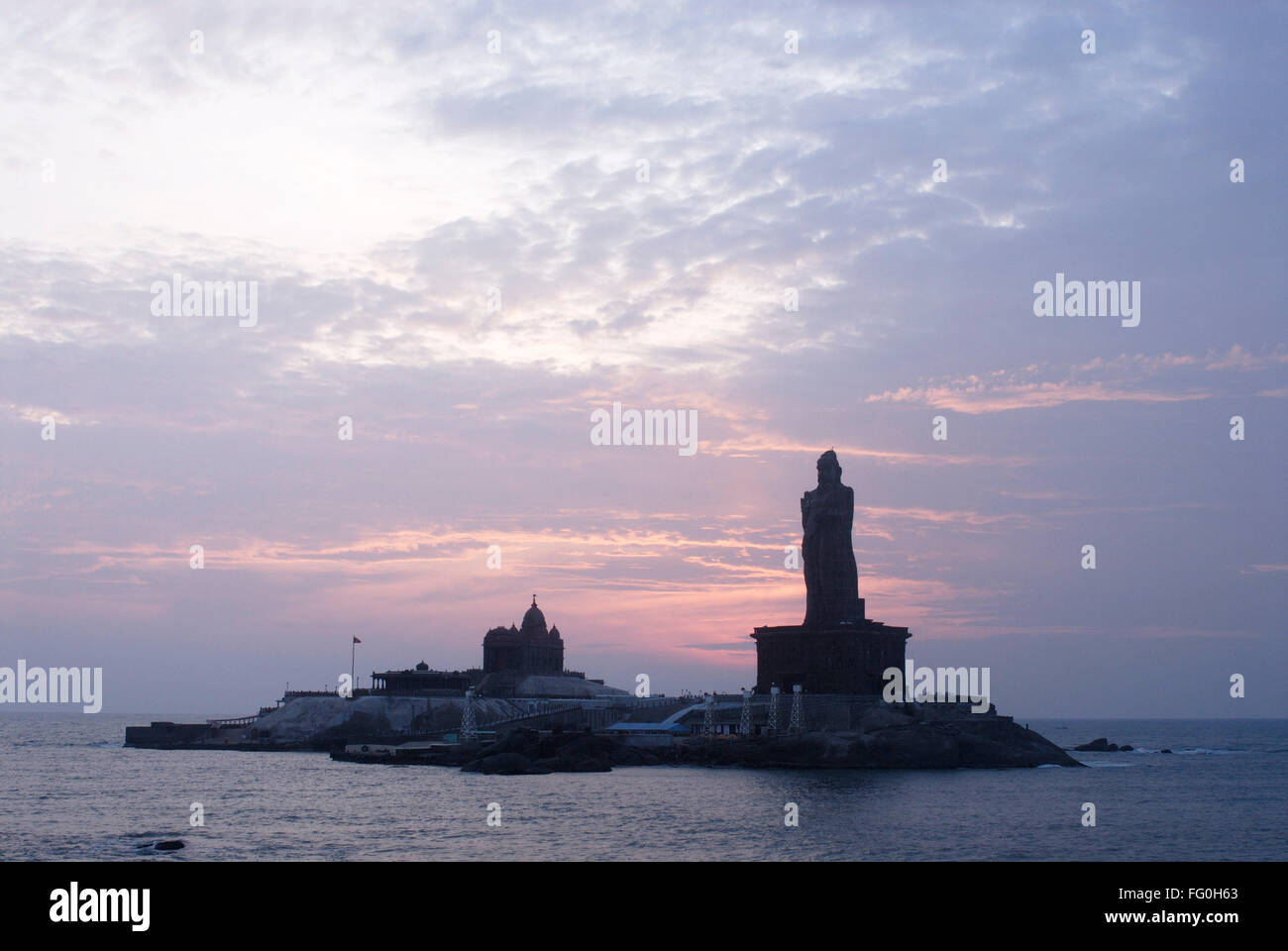 Sunrise dietro Swami Vivekananda Rock Memorial e Thiruvalluvar Statue poeta immortale , Kanyakumari , Tamil Nadu , India Foto Stock