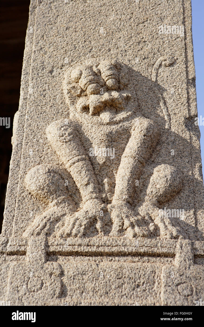 Dio Narasimha statua scolpita pilastro Kadalekalu Ganesha tempio Hemkuta hill Hampi Vijayanagar eredità di mondo Bellary Karnataka Foto Stock