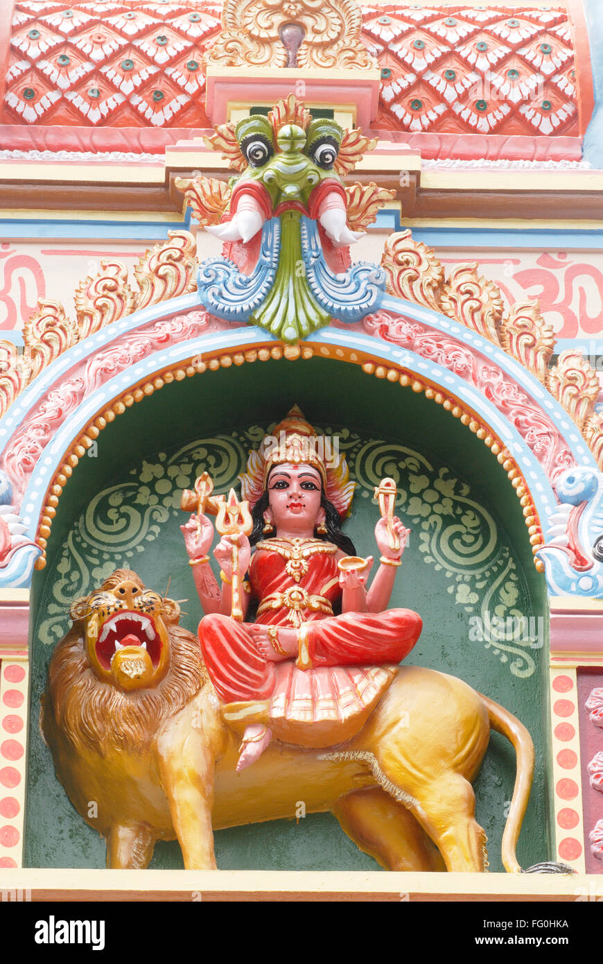 Verniciato colorato statua della dea Durga montato lion montato riccamente decorate arch Suchindram Kanyakumari Tamil Nadu Foto Stock