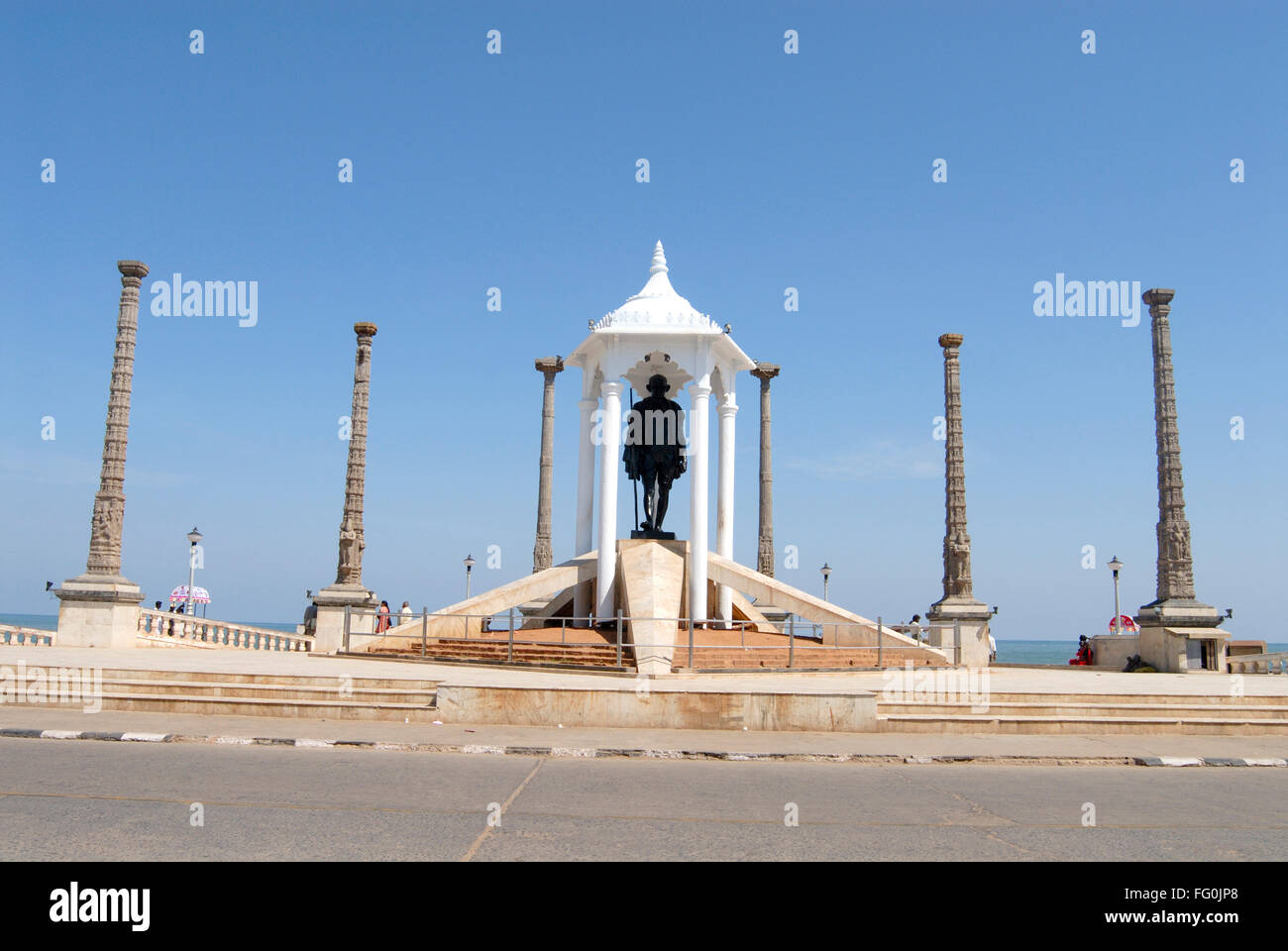 Gandhi Memorial statua del Mahatma Gandhi riccamente intagliati pilastri a Pondicherry ora Puducherry il territorio dell' Unione , India Foto Stock