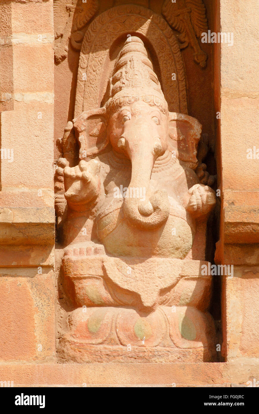 Statua del signore Ganesha ganpati sulla parete esterna del tempio Brihadeshwara , Thanjavur , Tamil Nadu , India Foto Stock