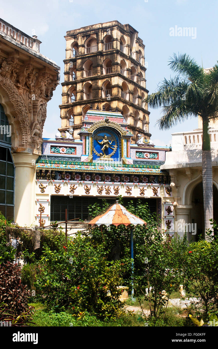 Torre campanaria con riccamente decorate e dipinte in maniera colorata facciata di Nataraja Hall art gallery Thanjavur palace in Tamil Nadu Foto Stock