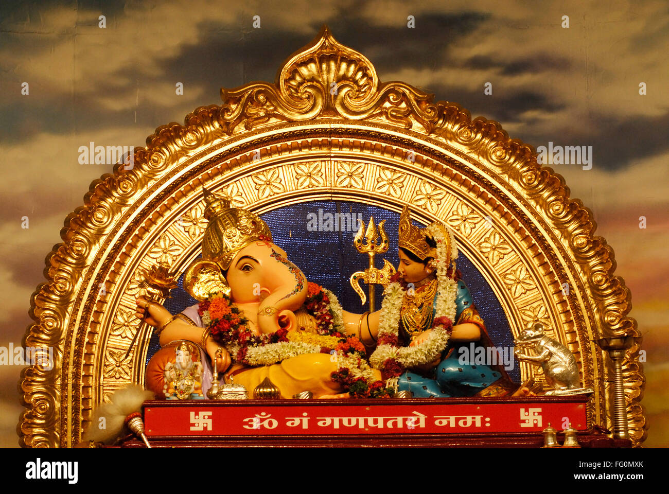 Idolo signore ganesh elephant intitolata Dio dea Lakshmi seduta pongono magnifica decorazione festival Ganpati Pune Maharashtra Foto Stock