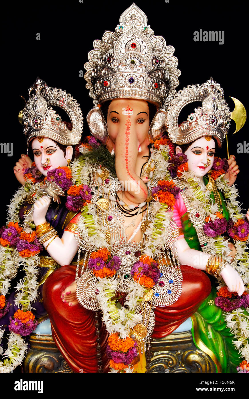 Riccamente decorate idolo signore ganesh elephant intitolata Dio Udienza consorti Riddhi Siddhi festival Ganpati Mandai Pune Maharashtra Foto Stock