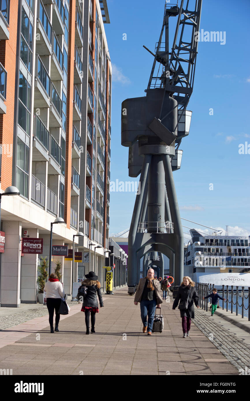 Visitatori presso l'Excel marina nella zona est di Londra, Regno Unito Foto Stock