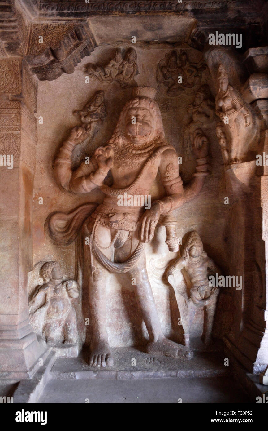 Statua del signore Vishnu's incarnazione Narasimha a Badami Chalukya Grotta del Patrimonio Mondiale UNESCO Bagalkot Karnataka Foto Stock