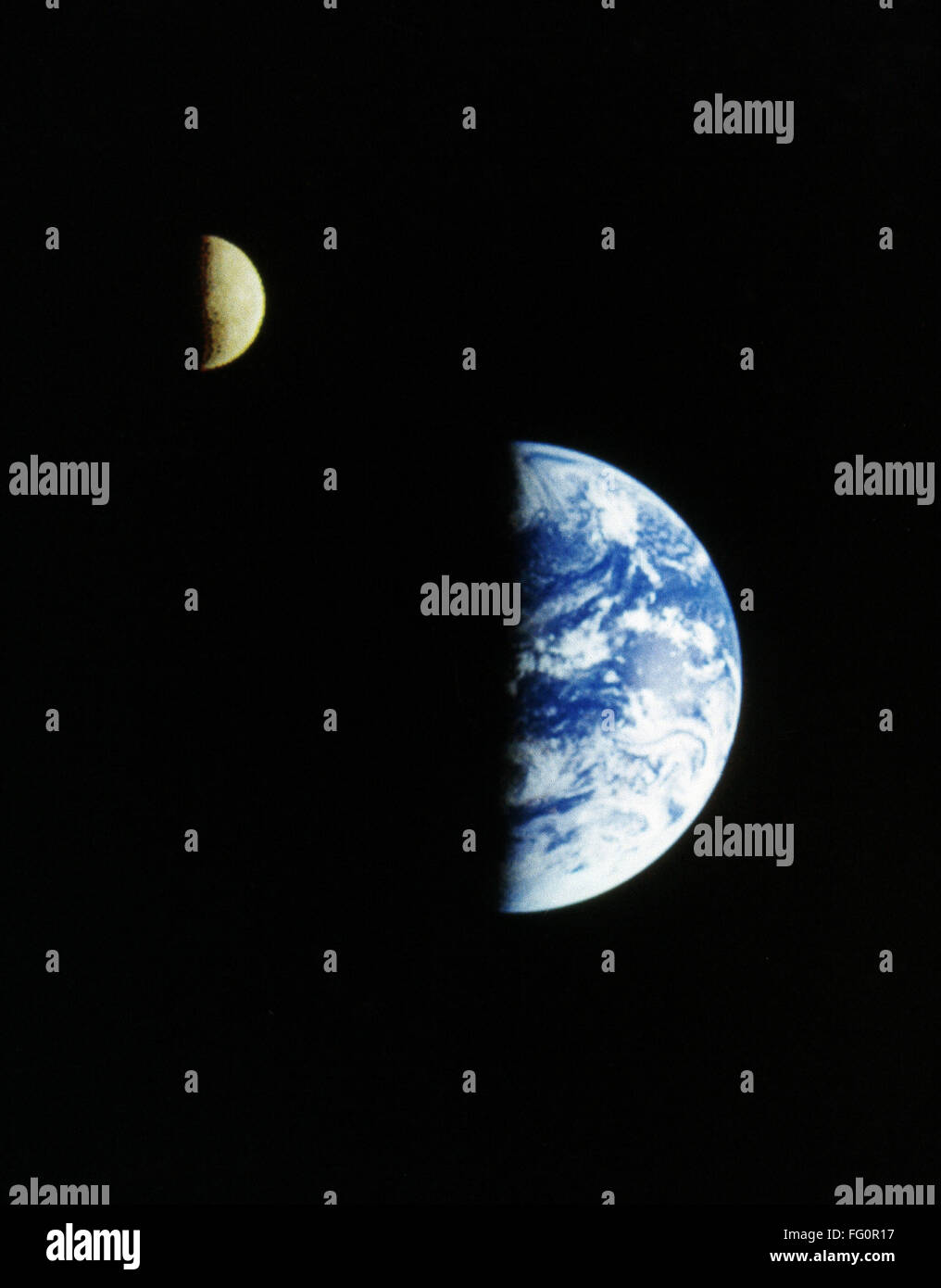 La terra e la luna, 1992. /NView della Luna in orbita attorno alla terra. Fotografata da Galileo orbiter, 16 dicembre 1992. Foto Stock