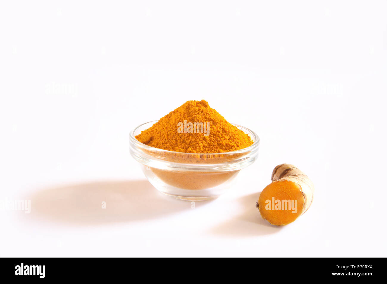 Indian Spice , fresco e la curcuma in polvere a Haldi Curcuma longa su sfondo bianco Foto Stock