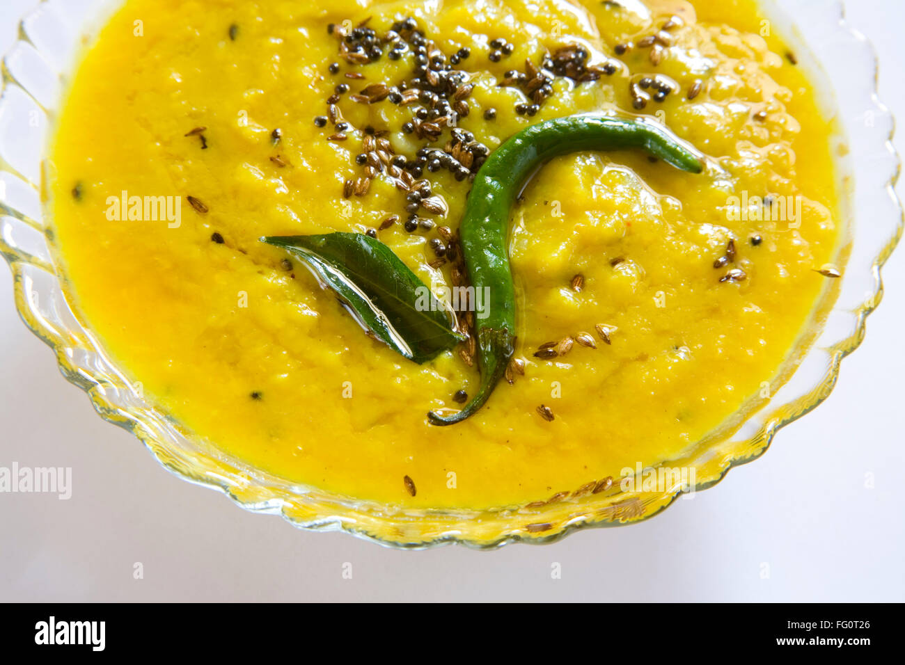 La cucina indiana rfi o tadka moong dal Fagioli Phaseolus aureus servita in ciotole , India Foto Stock