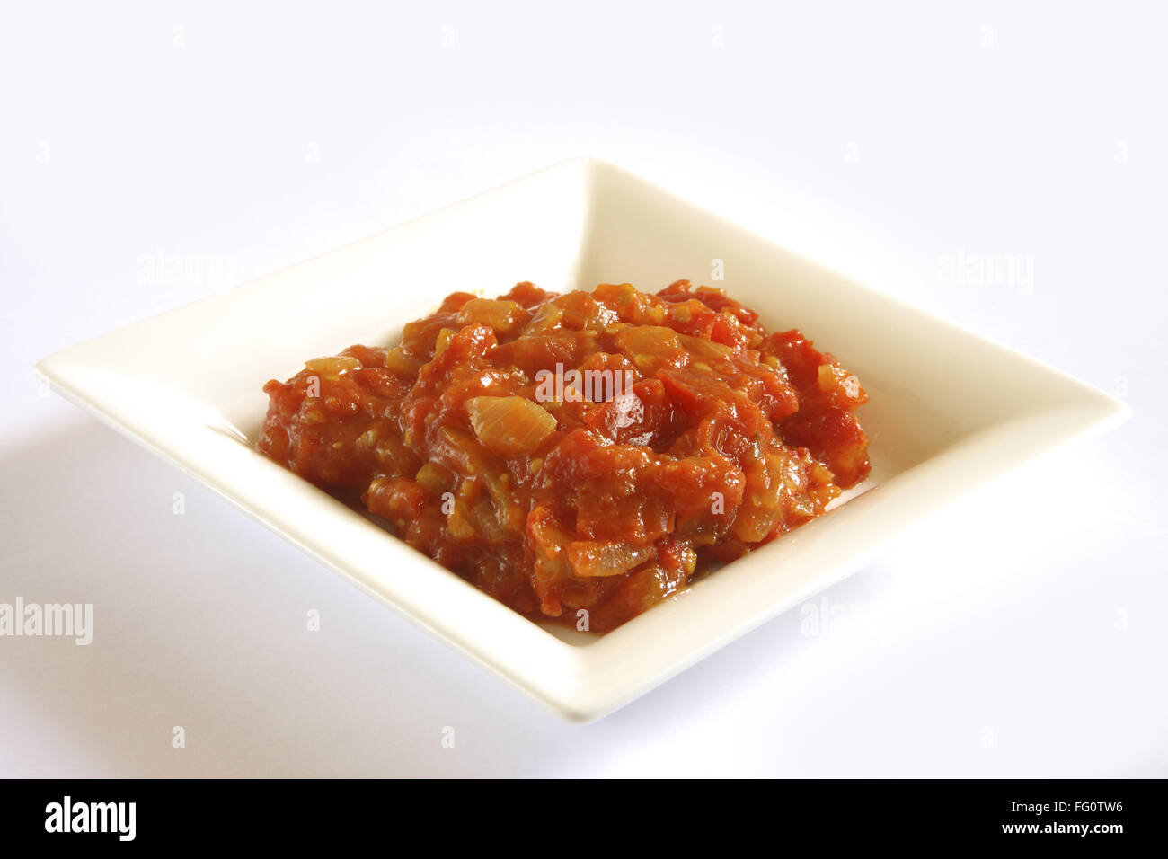 La cucina indiana , i pomodori Masala Bhaji o Sabzi servita nel piatto su sfondo bianco Foto Stock