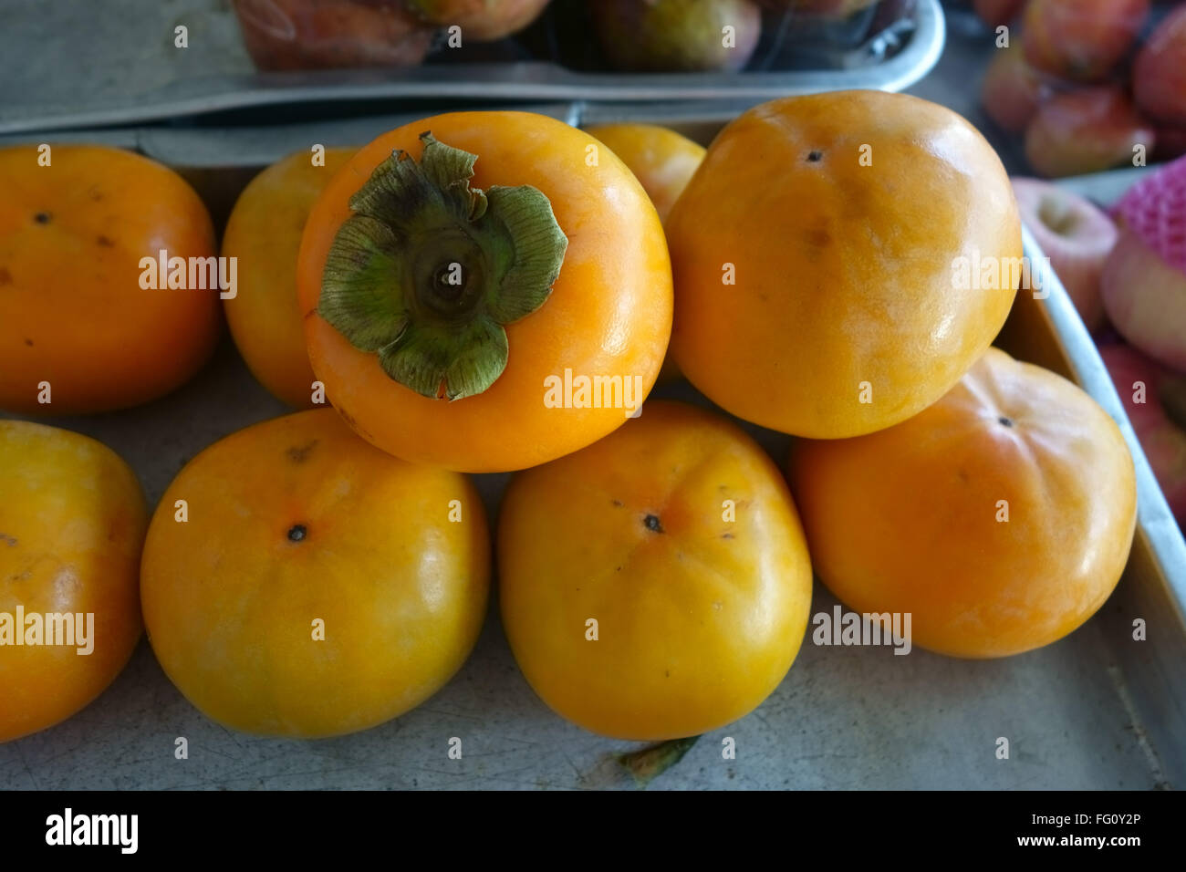 Japenese o persimmon cinese frutta, Dyospiros kaki, frutto su un frutto in stallo a Bangkok, in Thailandia Foto Stock