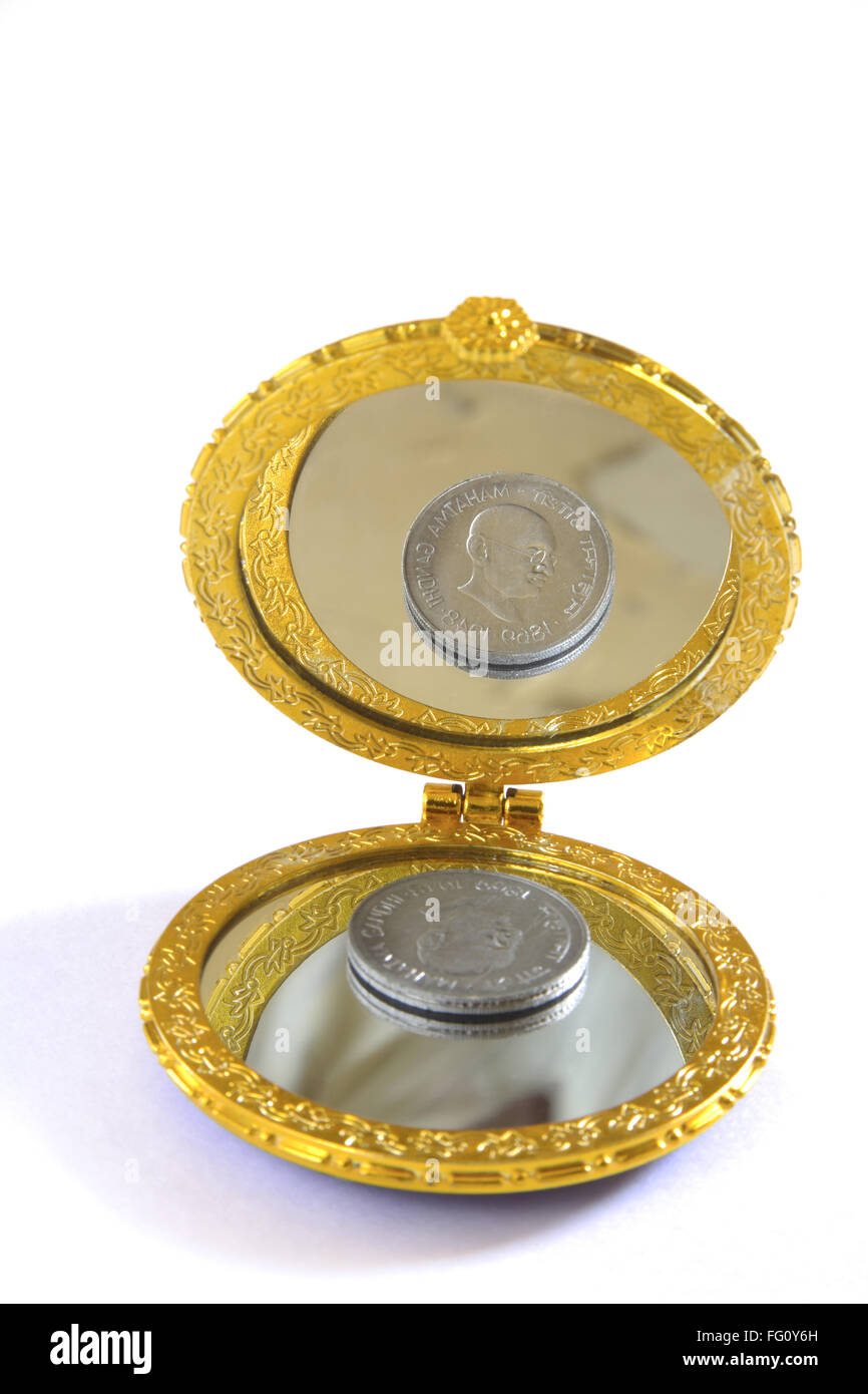 Concetto , aks o parchain immagine riflessa ombra valuta indiana cinque rupie monete Foto Stock