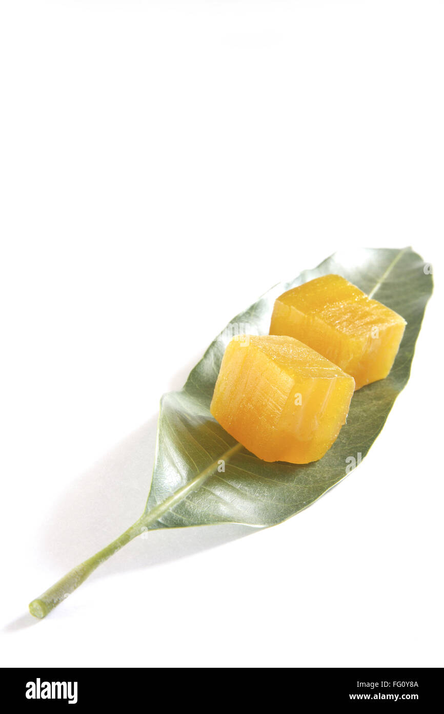 Cucina indiana o ambapali amavat succo essiccato di manghi in forma di foglio piano servito su foglie di mango Foto Stock