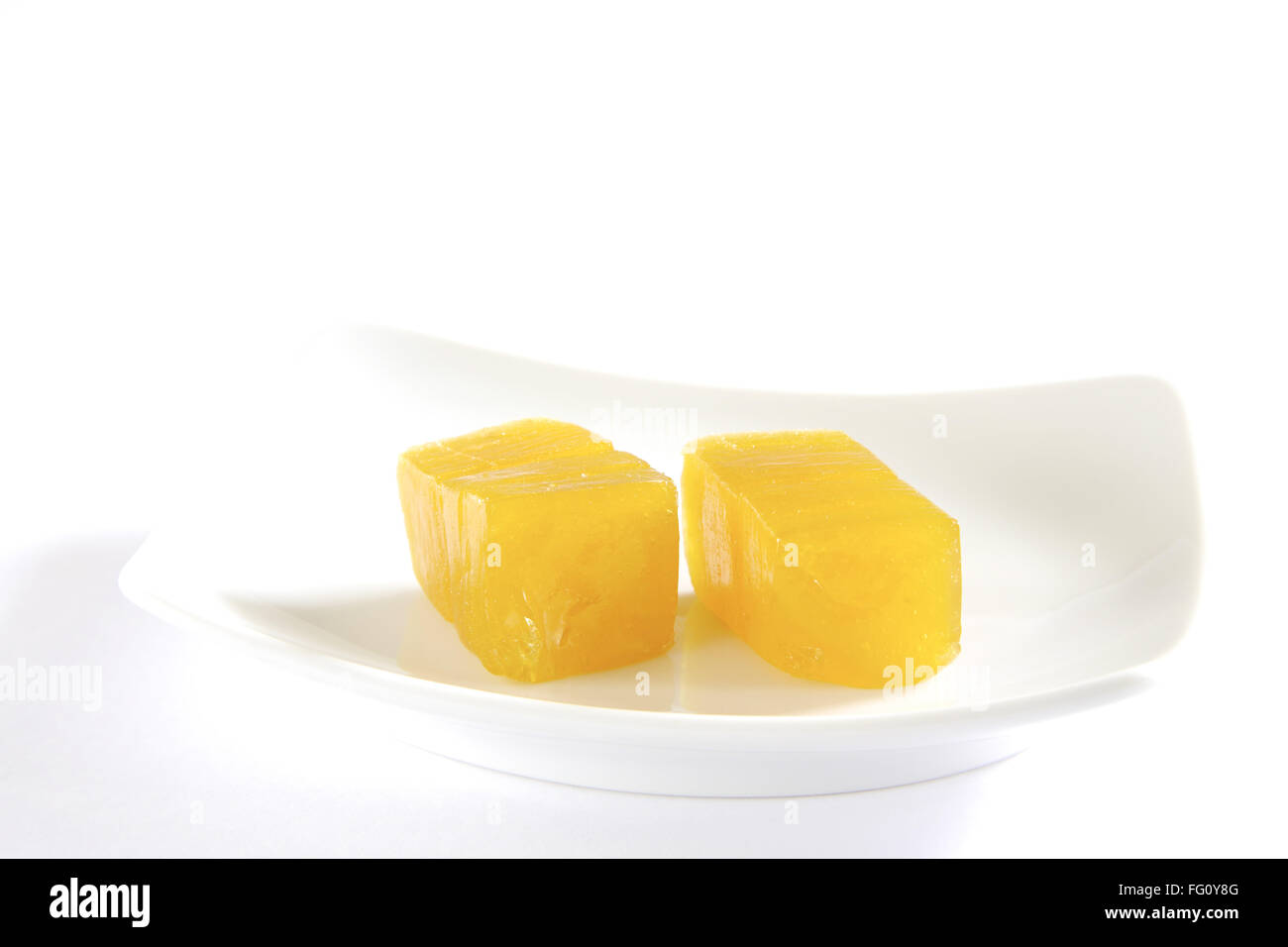 Cucina indiana o ambapali amavat succo essiccato di manghi in forma di foglio piano servito sulla piastra Foto Stock
