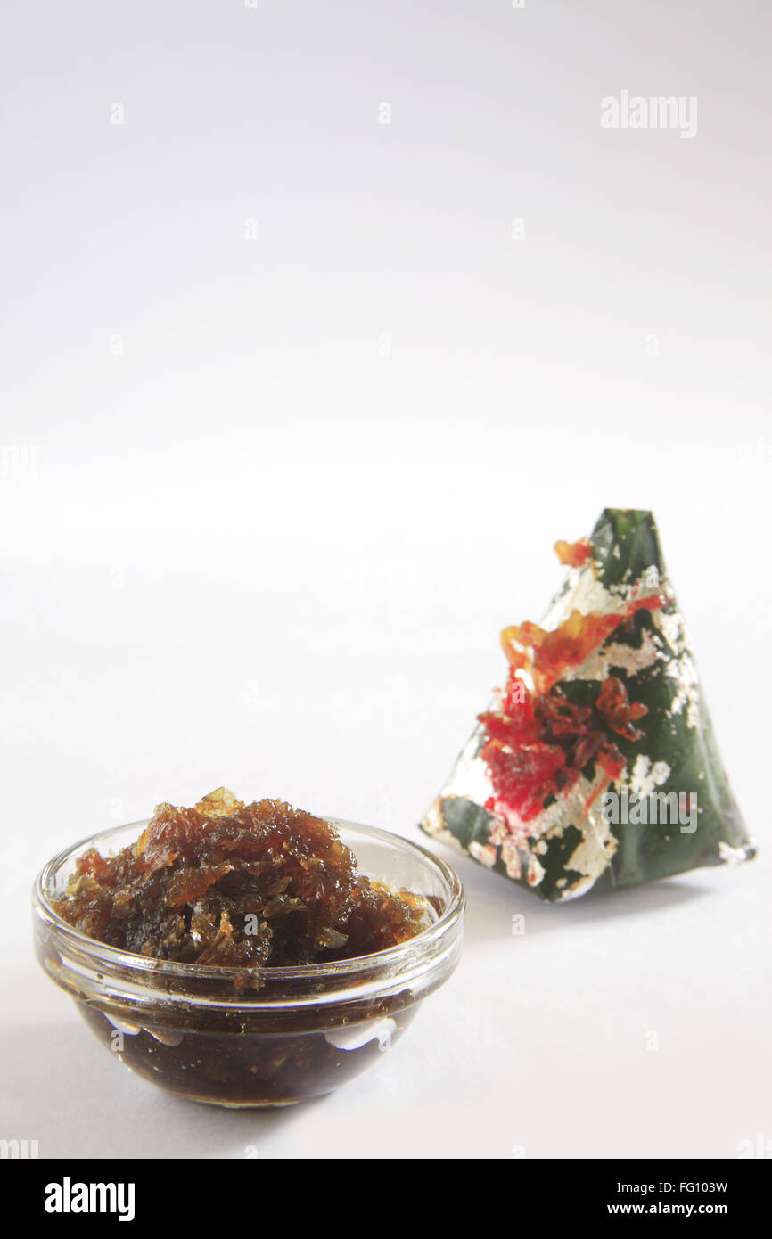 Gulkand e gilouri pan piegato in betel foglie su sfondo bianco Foto Stock