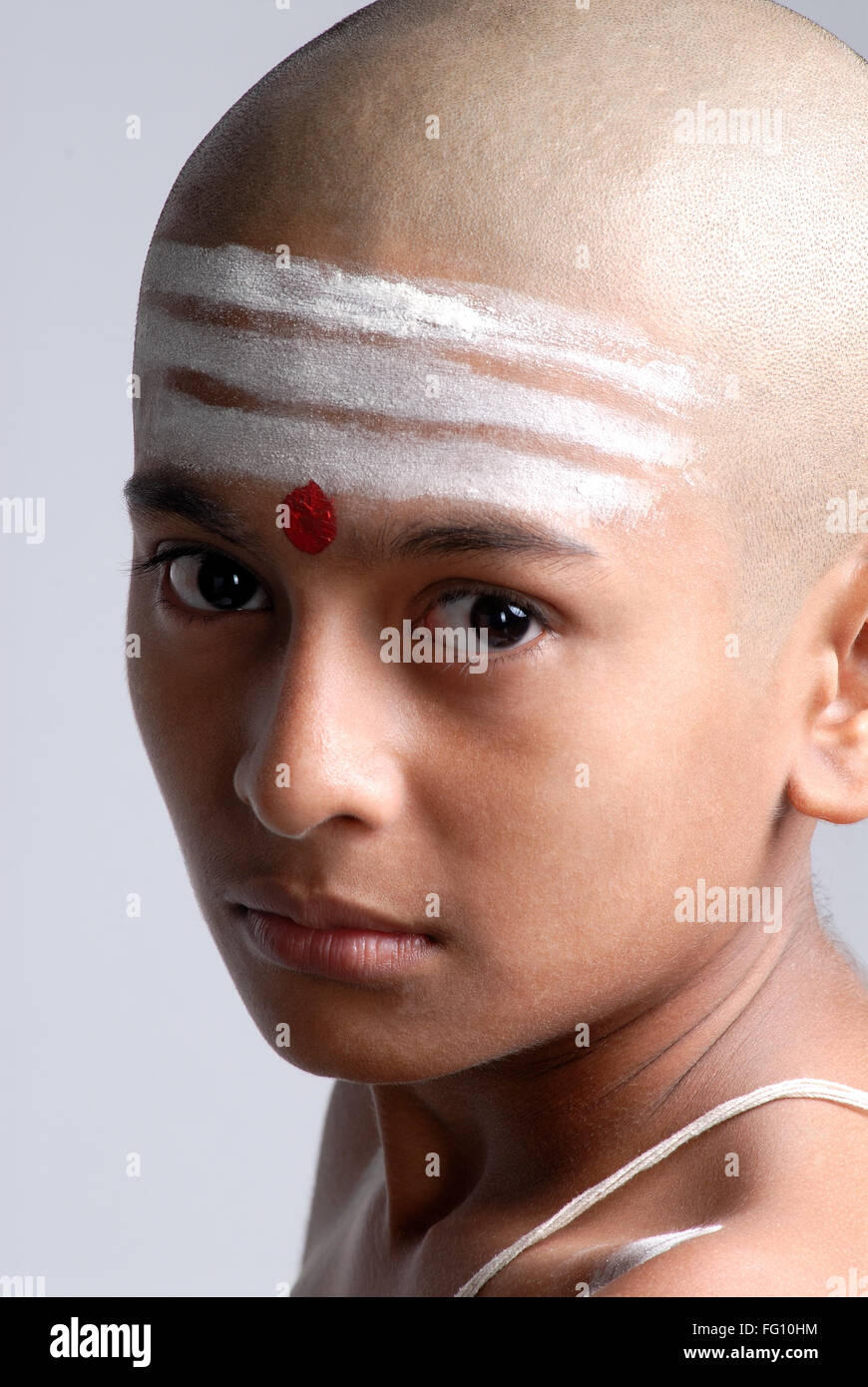 Ragazzo indiano calvo indù con rosso tilak bianco shaivite simbolo sulla fronte India MR#719 Foto Stock