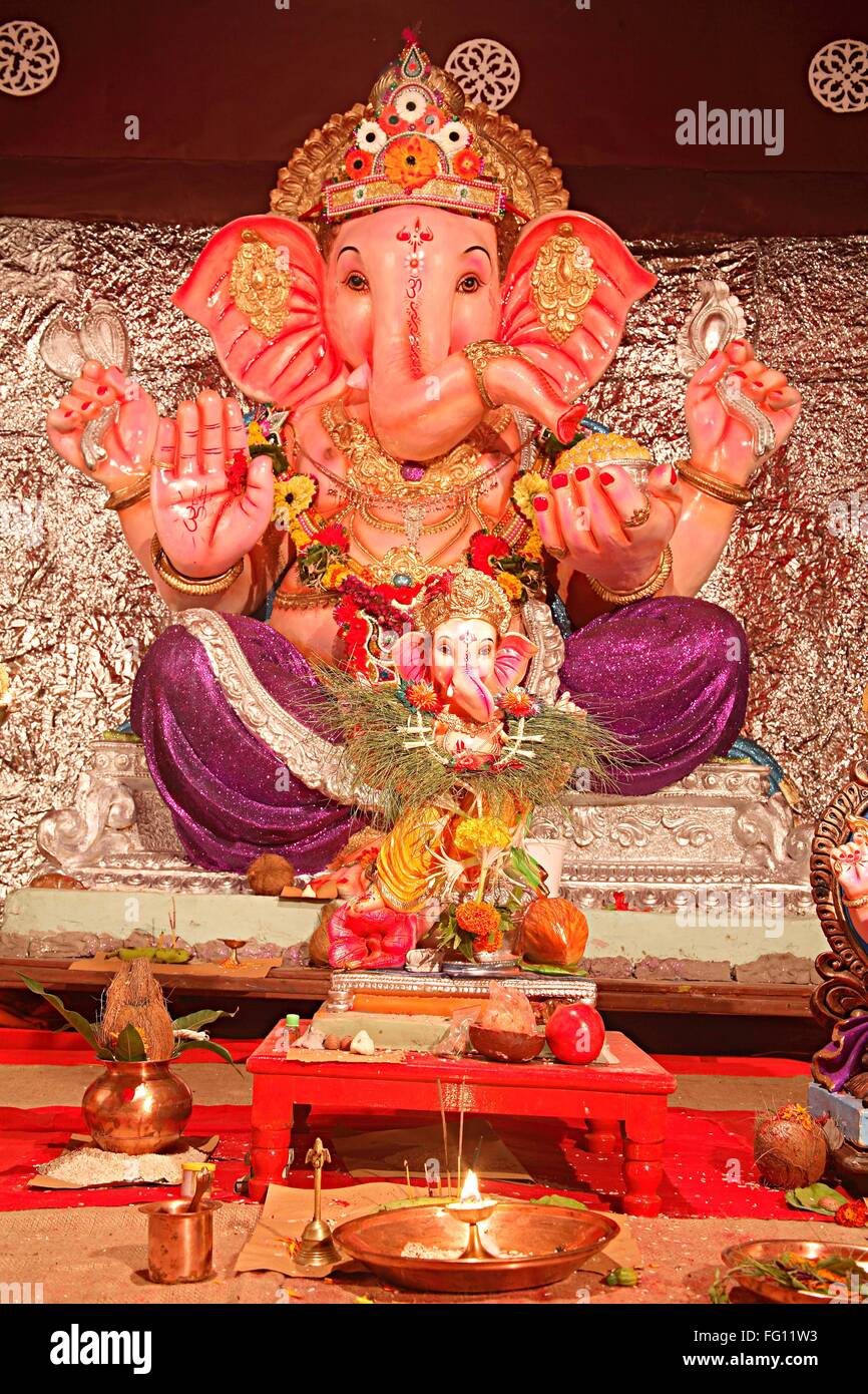 Festival indiano Ganesh chaturthi celebrazione idolo di argilla di elefante ganpati intitolata Dio , Bombay Mumbai , Maharashtra , India Foto Stock