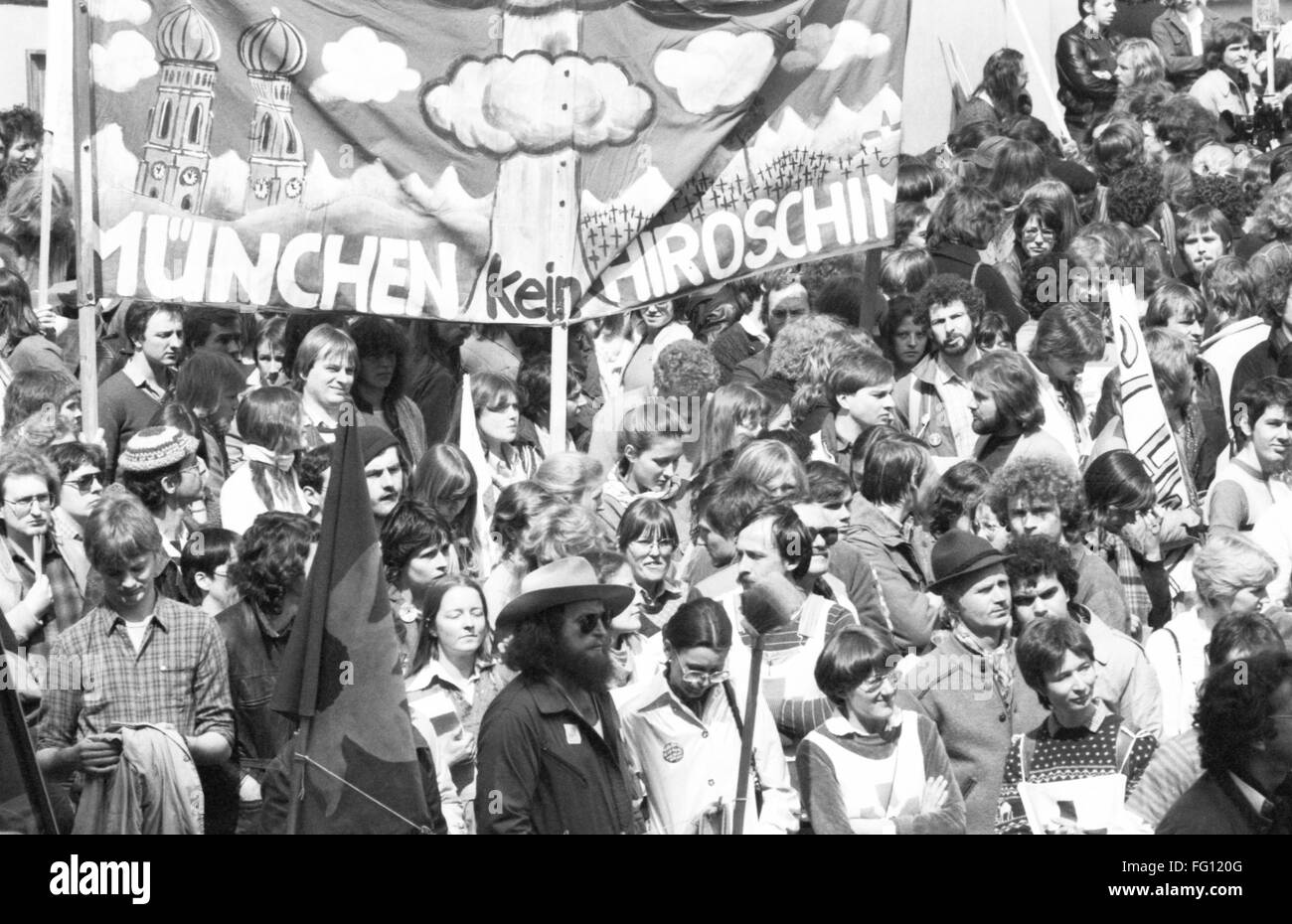 Jusos - giovani socialdemocratici - dimostrare il 17 aprile 1982 a Monaco di Baviera contro la NATO Decisione Double-Track|. Foto Stock