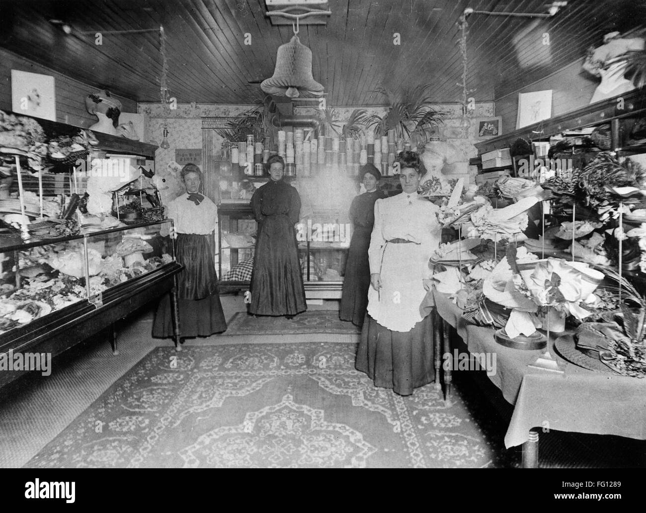 MINNESOTA: ST. Pietro, c1890. /NLadies in un negozio millinery in San Pietro, Minnesota. Fotografia, c1890. Foto Stock