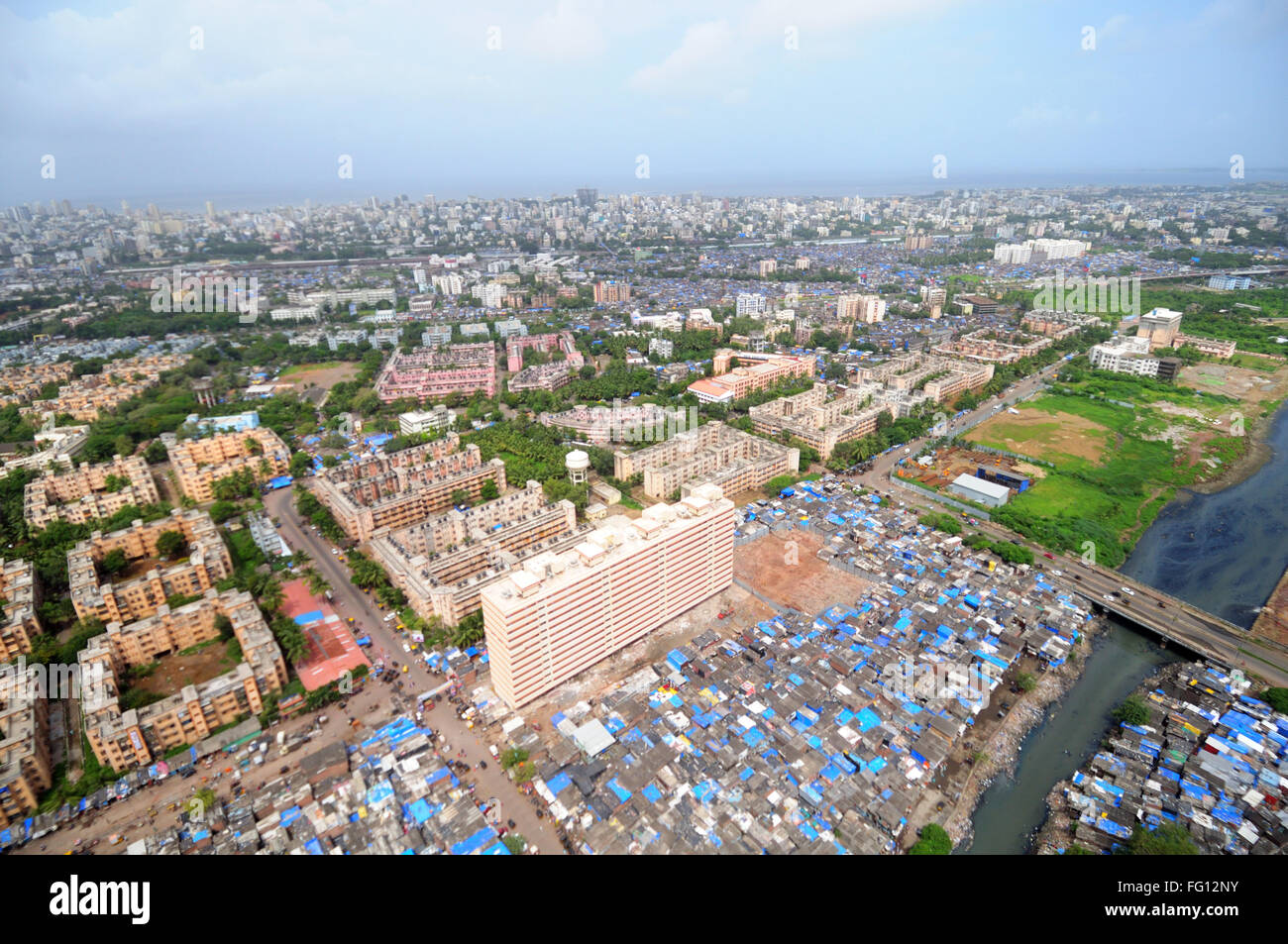veduta aerea della colonia governativa ; baraccopoli ; ricchi poveri ; vecchi nuovi ; allora ora ; Bandra ; Khar ; Bombay ; Mumbai ; Maharashtra ; India Foto Stock