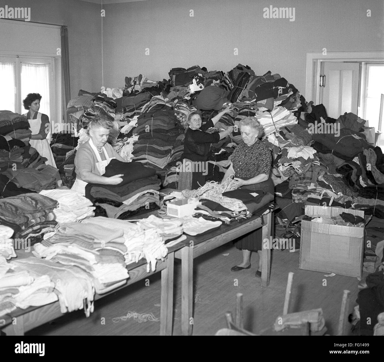 Croce Rossa tedesca lavoratori a Francoforte nel novembre 1956 con donato coperte per rifugiati ungheresi. A causa del mettere giù la rivoluzione ungherese nel 1956 da parte delle forze sovietiche circa 200.000 persone sono fuggite la contea verso l'Occidente. Foto Stock