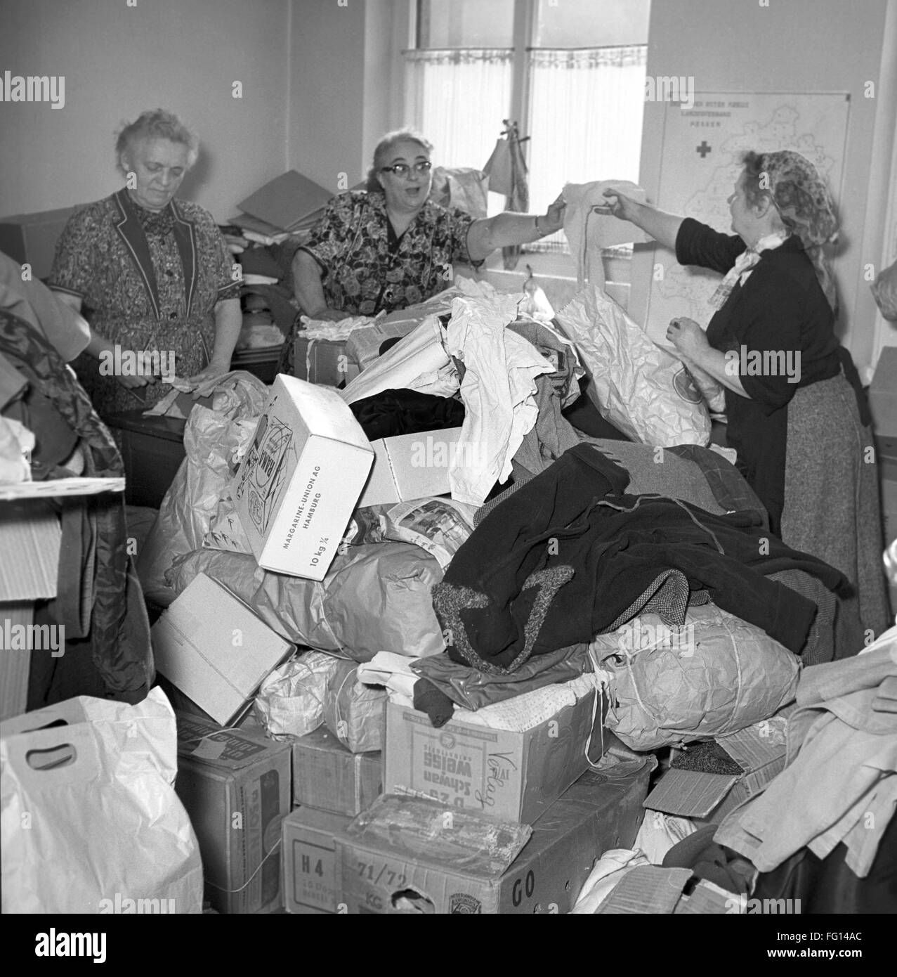 Croce Rossa tedesca lavoratori a Francoforte nel novembre 1956 con le donazioni per i rifugiati ungheresi. A causa del mettere giù la rivoluzione ungherese nel 1956 da parte delle forze sovietiche circa 200.000 persone sono fuggite la contea verso l'Occidente. Foto Stock