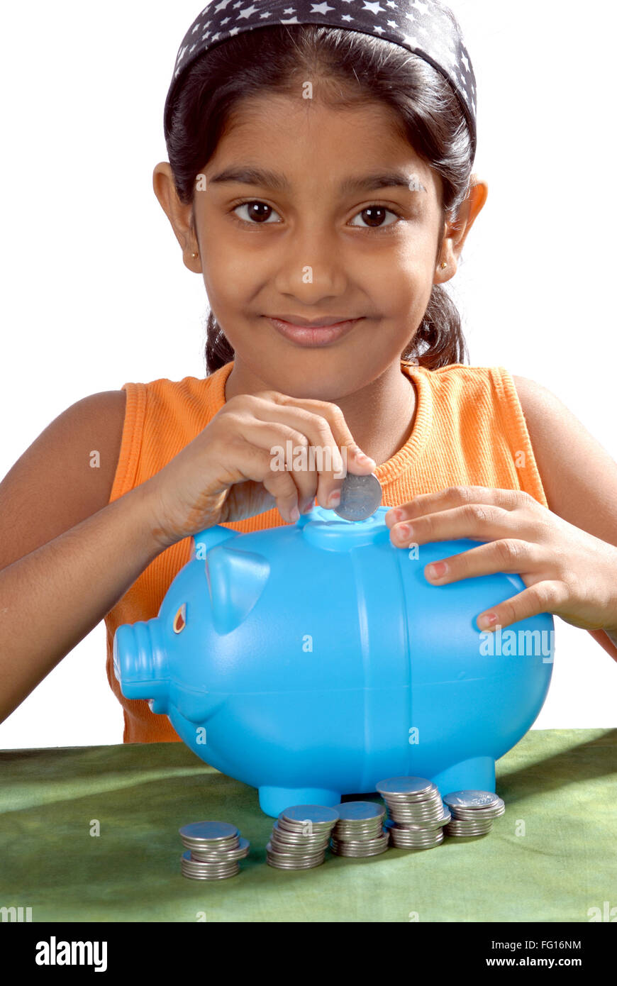 South Asian Indian otto anni ragazza salvataggio di monete nel salvadanaio signor#152 Foto Stock