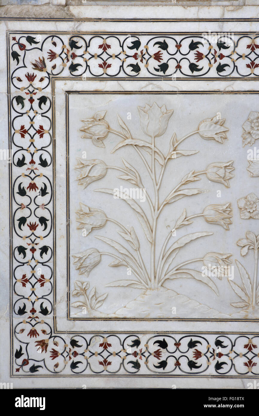 Intarsi in marmo opera di incastro di pareti inferiore realistica scolpita bassorilievo raffigurazioni fiori Taj Mahal Agra Uttar Pradesh Foto Stock