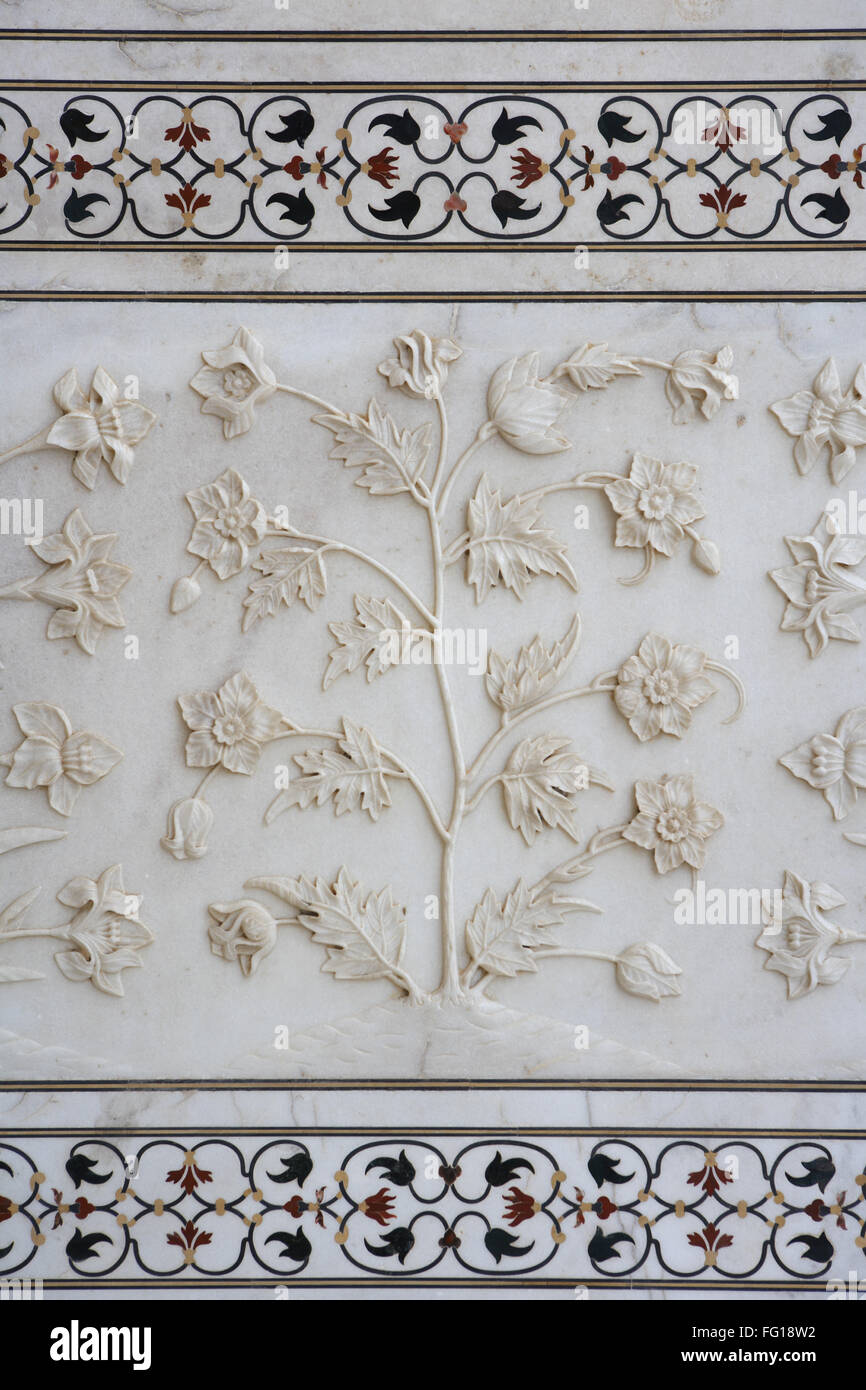 Intarsi in marmo opera di incastro di pareti inferiore realistica scolpita bassorilievo di raffigurazioni dei fiori al Taj Mahal Agra Uttar Pradesh Foto Stock