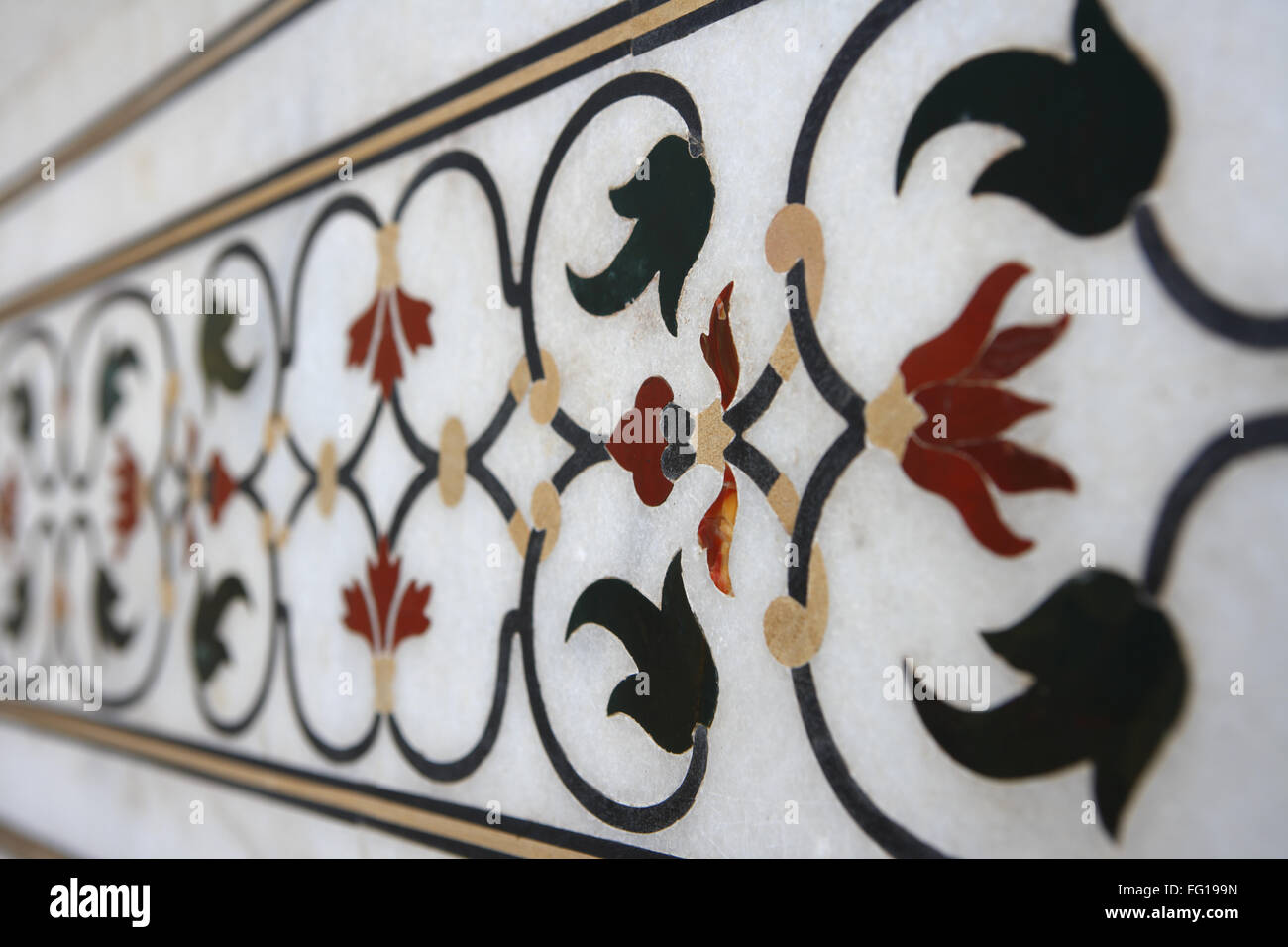 Intarsi in marmo opera di progettazioni di interbloccaggio sulla parete del Taj Mahal settimo meraviglie del mondo , Agra , Uttar Pradesh Foto Stock
