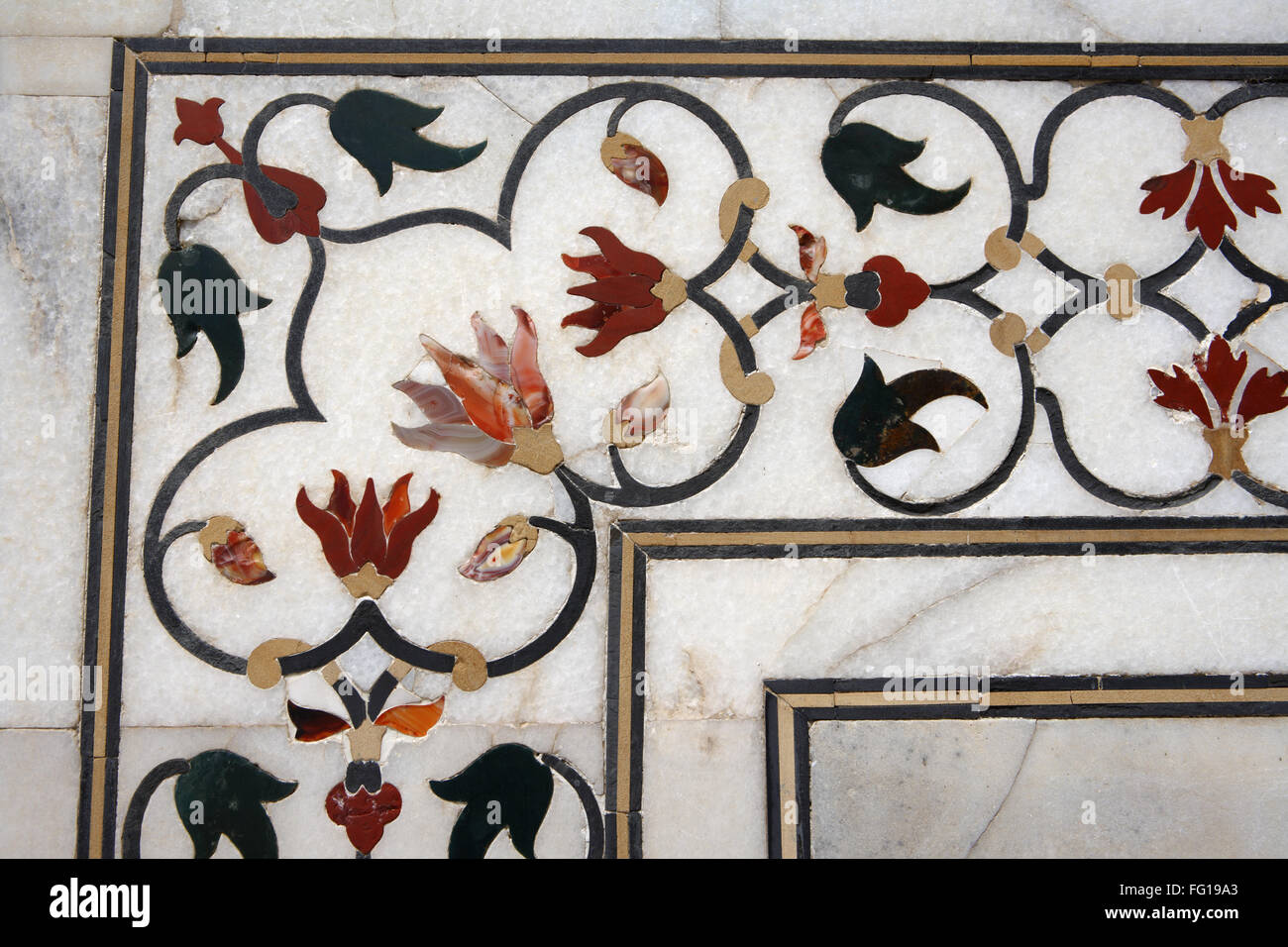 Intarsi in marmo opera di progettazioni di interbloccaggio sulla parete del Taj Mahal settimo meraviglie del mondo , Agra , Uttar Pradesh Foto Stock