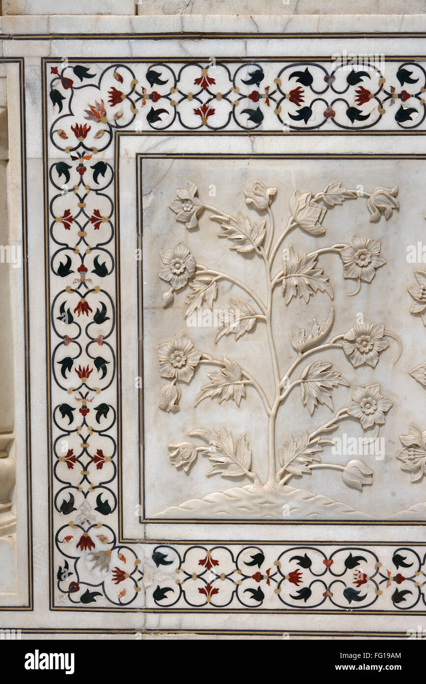 Il marmo ad intarsio incastro e pareti inferiore realistica scolpita bassorilievo raffigurazioni fiori Taj Mahal Agra Uttar Pradesh Foto Stock