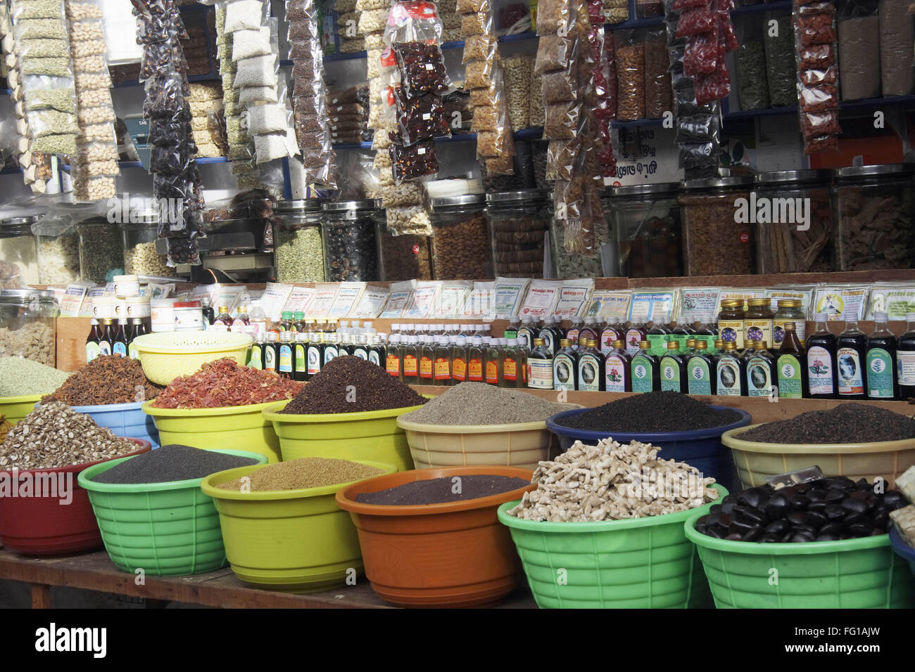 Medicina locale e spice shop , caduta principale mercato , Kurtallum , Tamil Nadu , India Foto Stock
