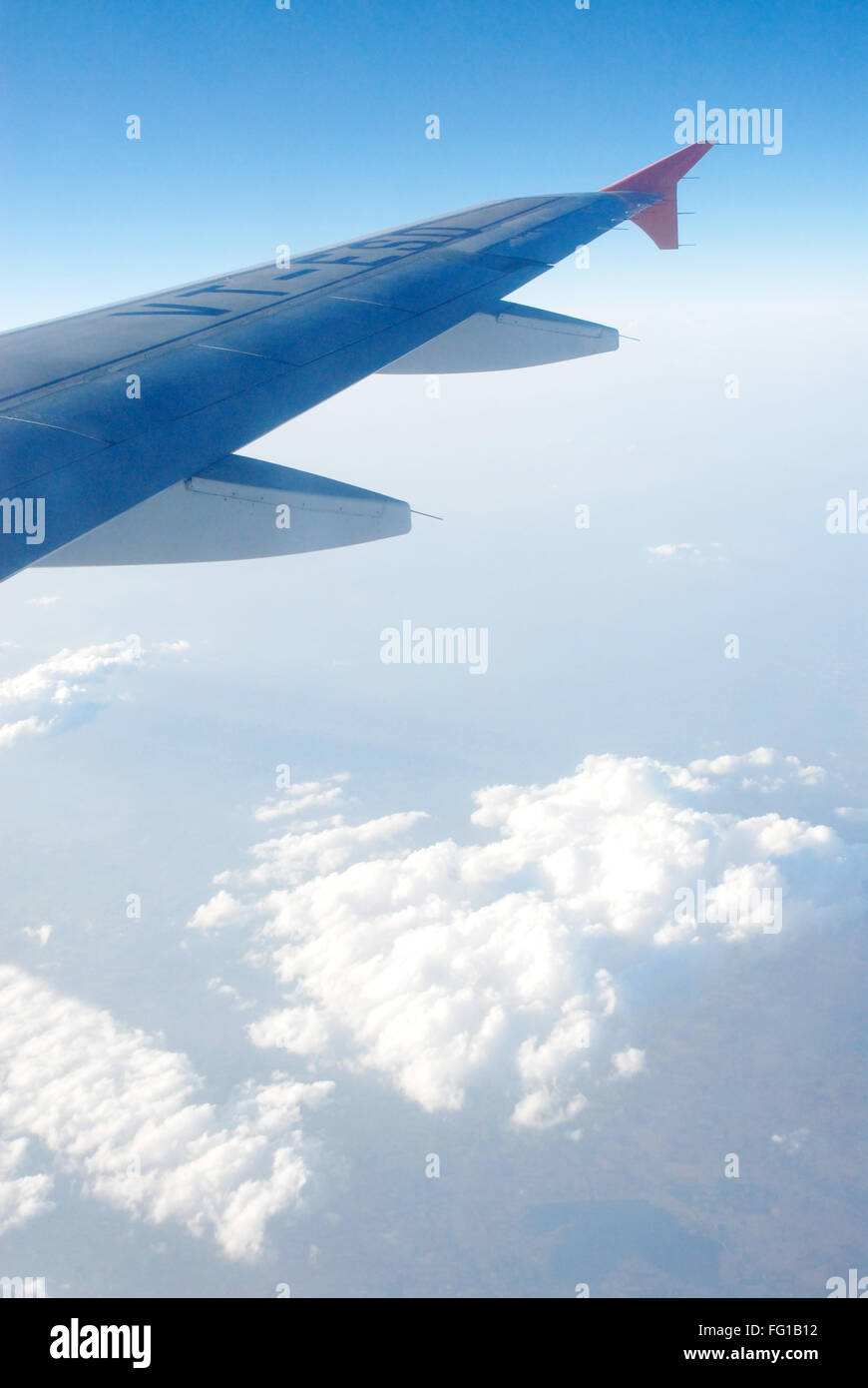 Trasporti aerei , Vista del parafango e le nuvole in cielo blu dalla finestra di aeroplano Foto Stock