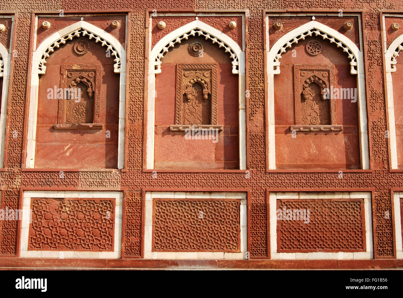 Cornici intagliate della parete esterna del palazzo di Jahangir all'interno di red fort , Agra , Uttar Pradesh , India Foto Stock