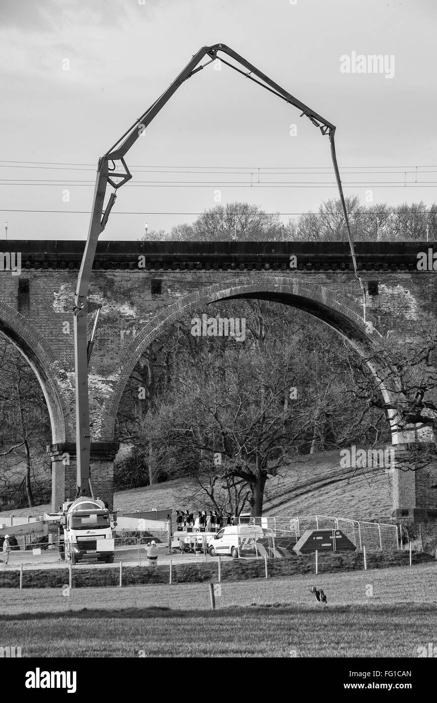 La guida della rete grandi lavori di ingegneria informatica sulla west coast mainline Holmes Chapel viadotto trasformatore come il pompaggio di calcestruzzo Foto Stock