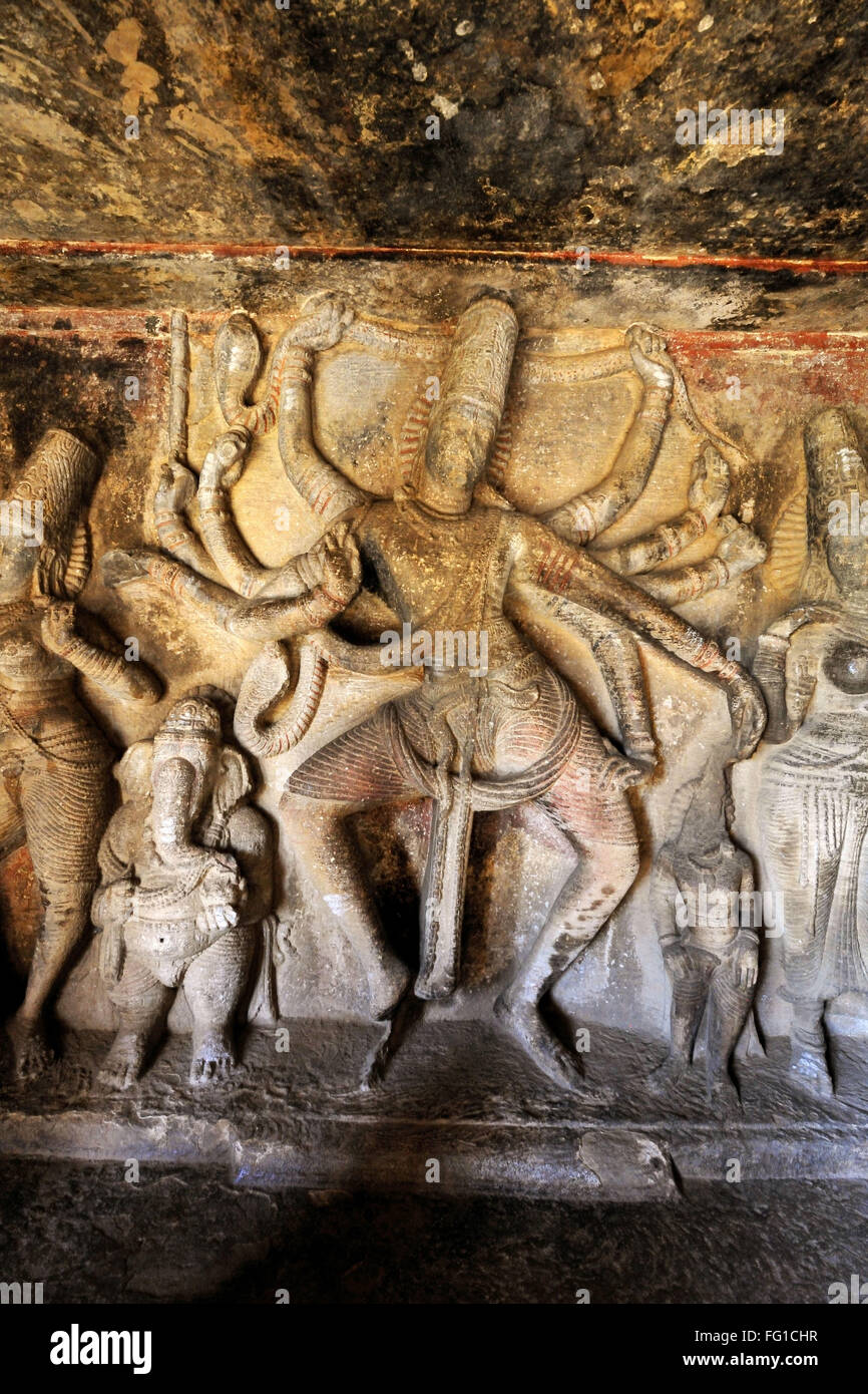 Brahmanical Tempio nella Grotta Ravanaphadi Aihole Karnataka India Asia Ott 2010 Foto Stock