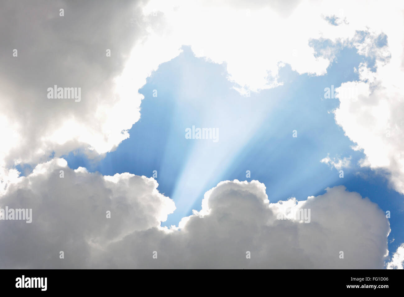 nuvola bianca nuvole cielo blu cieli speranza luce illumina Foto Stock