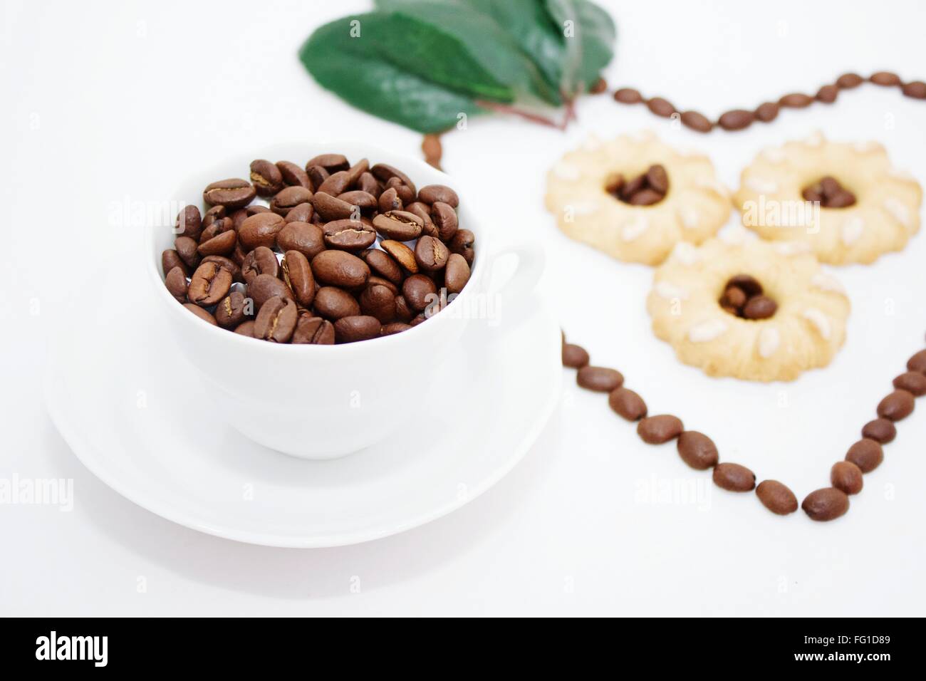 Studio shot della tazza di caffè con i chicchi di caffè e biscotti Foto Stock