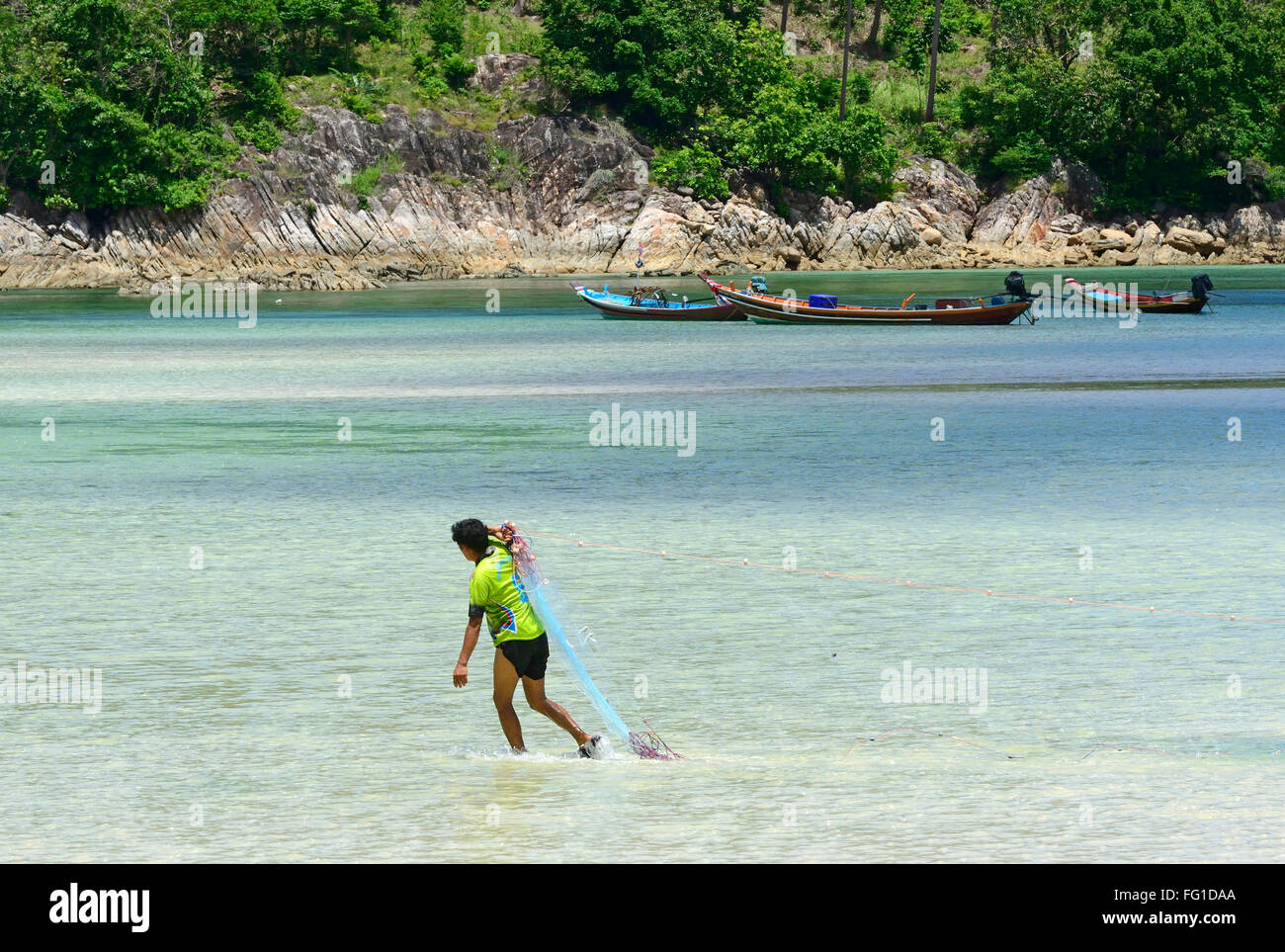 Pescatore a Ao Chaloklum Beach, Koh Phangan Isola, Surat Thani Provincia, Thailandia, Sud-est asiatico Foto Stock