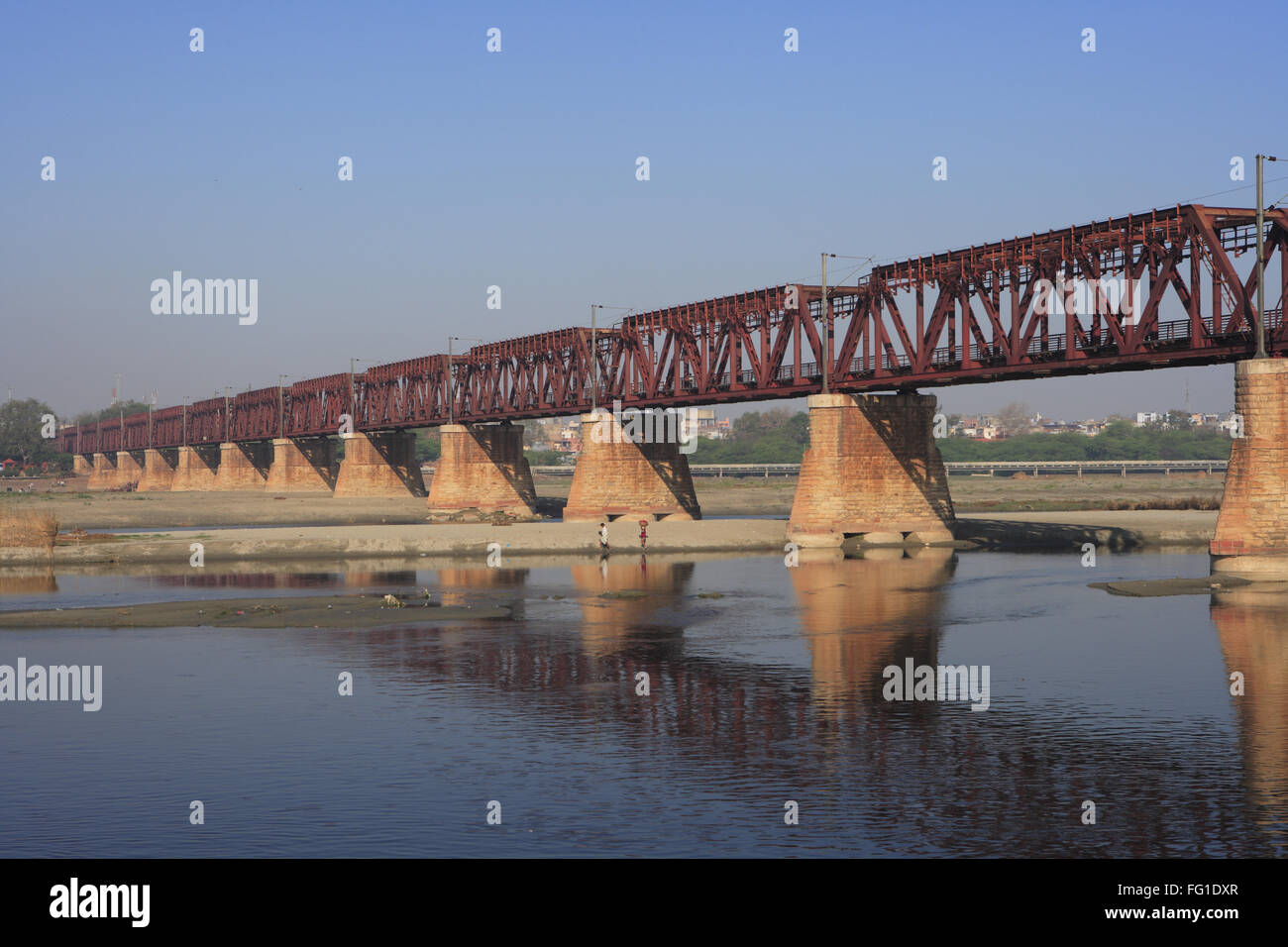 Ponte combinato per ferrovia e trasporto su strada , Agra , Uttar Pradesh , India Foto Stock